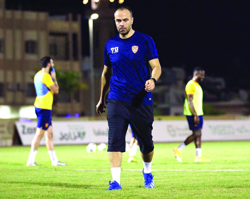 القادسية يجدد عقد المناعي